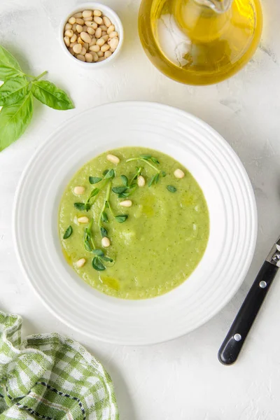 Sopa de crema verde vegetal de guisantes, espinacas, brócoli con pino — Foto de Stock