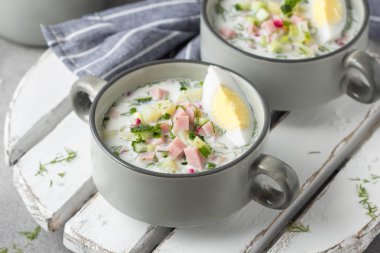 Geleneksel soğuk Rus çorbası okroshka, sosis (jambon), pota ile