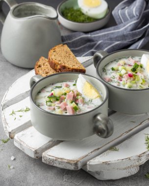 Geleneksel soğuk Rus çorbası okroshka, sosis (jambon), pota ile