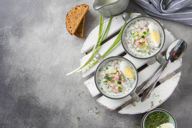 Geleneksel soğuk Rus çorbası okroshka, sosis (jambon), pota ile