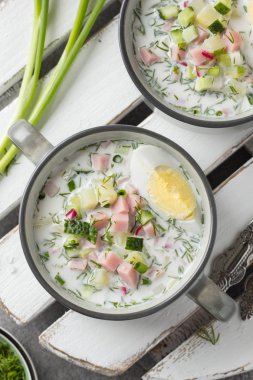 Geleneksel soğuk Rus çorbası okroshka, sosis (jambon), pota ile