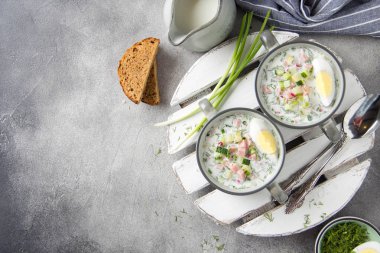 Geleneksel soğuk Rus çorbası okroshka, sosis (jambon), pota ile