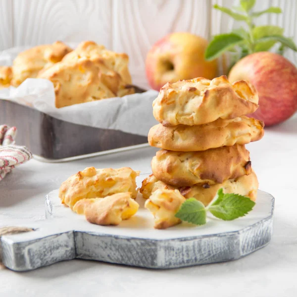 Домашнее яблочное печенье с молоком и мятой, мягким и нежным биску — стоковое фото