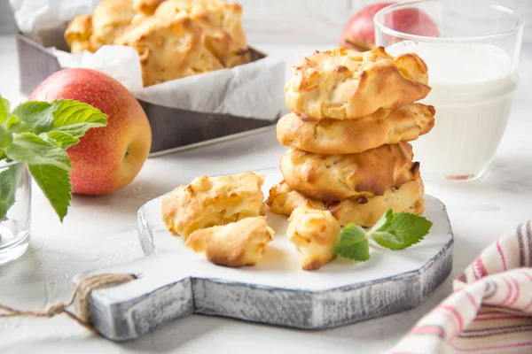 Galletas de manzana caseras con leche y menta, blandas y tiernas — Foto de Stock