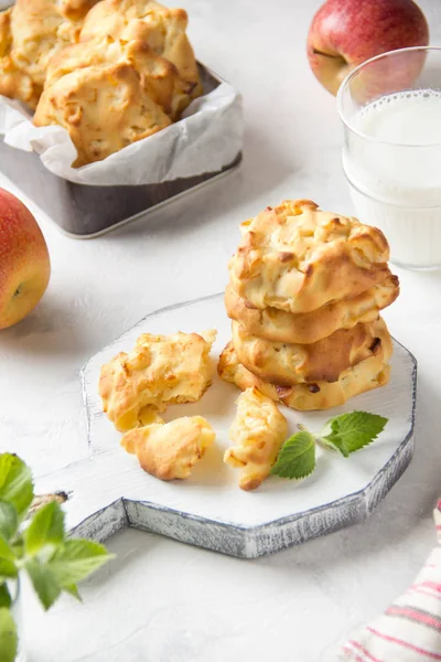 Galletas de manzana caseras con leche y menta, blandas y tiernas — Foto de Stock