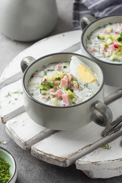 Traditionelle kalte russische Suppe okroshka, mit Wurst (Schinken), Kartoffel — Stockfoto