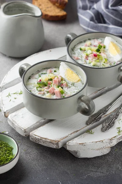 Traditionelle kalte russische Suppe okroshka, mit Wurst (Schinken), Kartoffel — Stockfoto