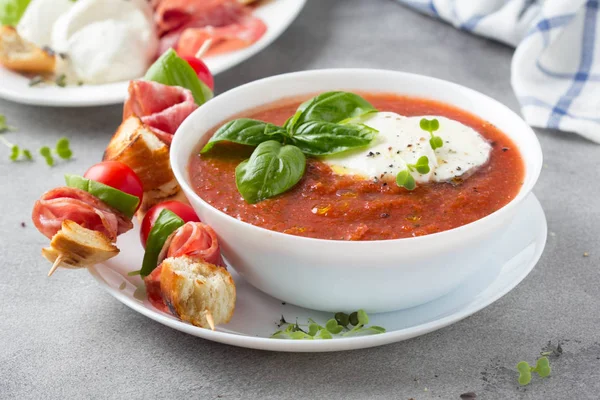 Zupa gazpacho z pomidorów zimno z warzywami, mozzarella, salami, c — Zdjęcie stockowe