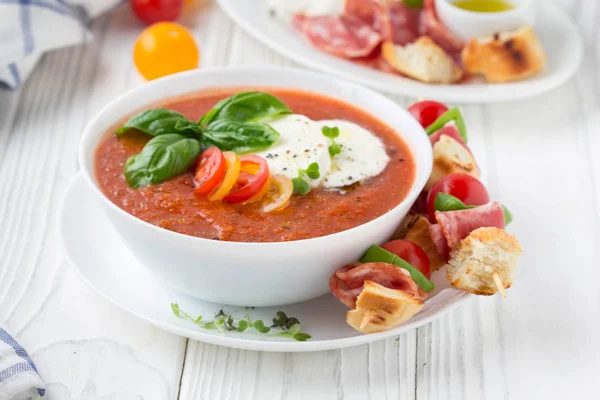 Томатный холодный суп гаспачо с овощами, моцареллой, салями, c — стоковое фото