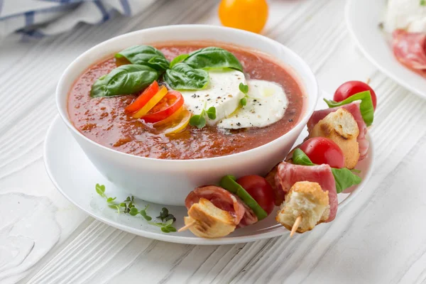 Zupa gazpacho z pomidorów zimno z warzywami, mozzarella, salami, c — Zdjęcie stockowe