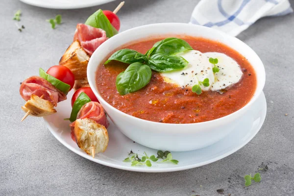 Zupa gazpacho z pomidorów zimno z warzywami, mozzarella, salami, c — Zdjęcie stockowe