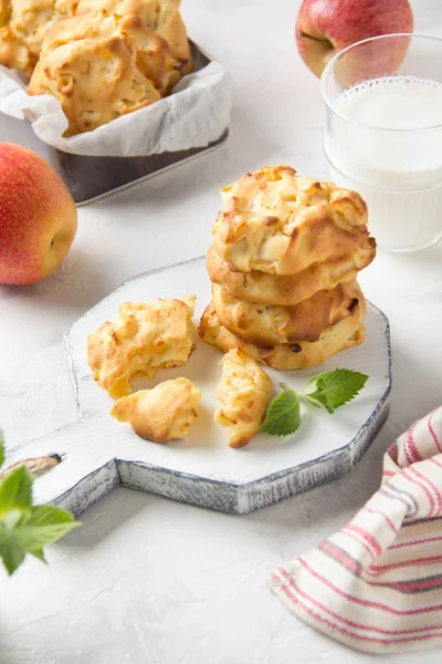 Galletas de manzana caseras con leche y menta, blandas y tiernas — Foto de Stock