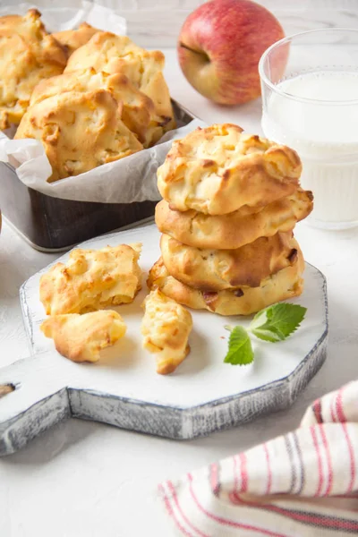 Galletas de manzana caseras con leche y menta, blandas y tiernas — Foto de Stock