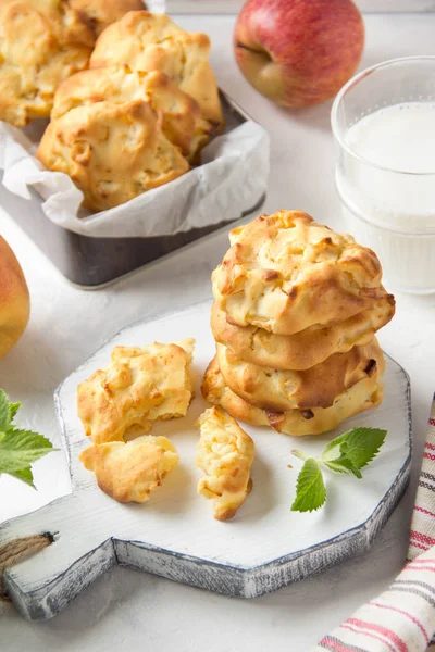 Domowe ciasteczka jabłkowe z mlekiem i mięty, miękkie i delikatne Biscu — Zdjęcie stockowe