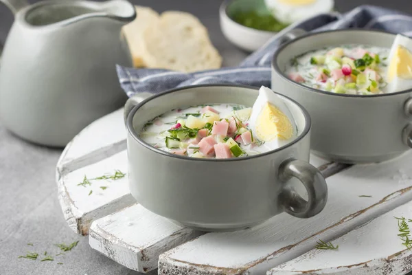 Traditionelle kalte russische Suppe okroshka, mit Wurst (Schinken), Kartoffel — Stockfoto