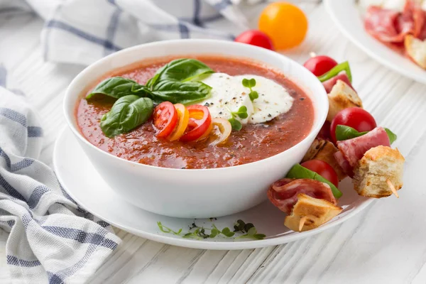 Zupa gazpacho z pomidorów zimno z warzywami, mozzarella, salami, c — Zdjęcie stockowe