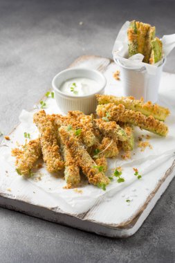 Kabak, peynir, otlar, ekmek kırıntısı ile ekmek kırıntıları sopa 