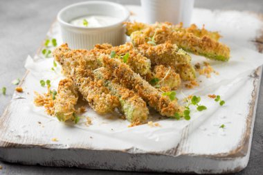Kabak, peynir, otlar, ekmek kırıntısı ile ekmek kırıntıları sopa 