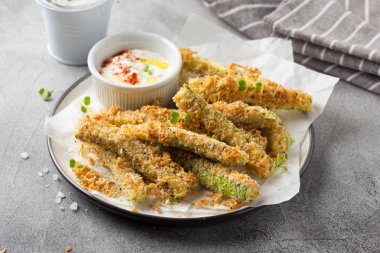 Kabak, peynir, otlar, ekmek kırıntısı ile ekmek kırıntıları sopa 