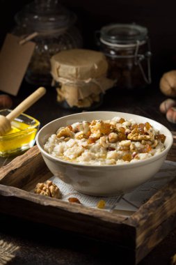 Fındık ile yulaf ezmesi (fındık, ceviz) ve bal, B için yulaf püresi