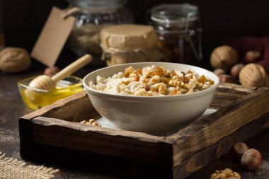 Fındık ile yulaf ezmesi (fındık, ceviz) ve bal, B için yulaf püresi