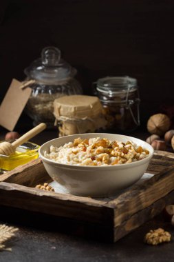 Fındık ile yulaf ezmesi (fındık, ceviz) ve bal, B için yulaf püresi