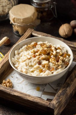 Fındık ile yulaf ezmesi (fındık, ceviz) ve bal, B için yulaf püresi
