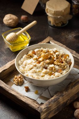 Fındık ile yulaf ezmesi (fındık, ceviz) ve bal, B için yulaf püresi