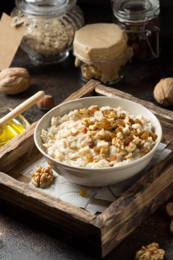 Fındık ile yulaf ezmesi (fındık, ceviz) ve bal, B için yulaf püresi