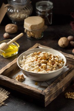 Fındık ile yulaf ezmesi (fındık, ceviz) ve bal, B için yulaf püresi