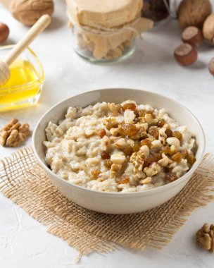 Fındık ile yulaf ezmesi (fındık, ceviz) ve bal, B için yulaf püresi
