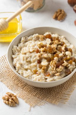 Fındık ile yulaf ezmesi (fındık, ceviz) ve bal, B için yulaf püresi