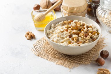 Fındık ile yulaf ezmesi (fındık, ceviz) ve bal, B için yulaf püresi