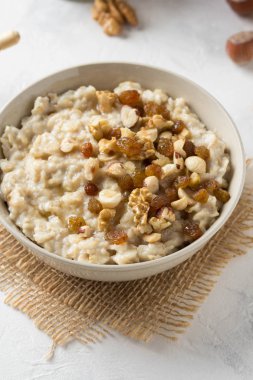 Fındık ile yulaf ezmesi (fındık, ceviz) ve bal, B için yulaf püresi