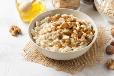 Fındık ile yulaf ezmesi (fındık, ceviz) ve bal, B için yulaf püresi