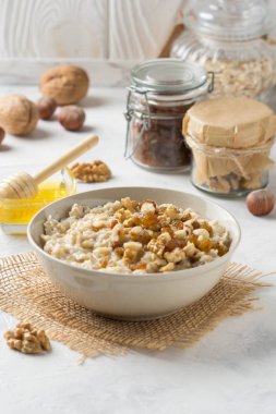 Fındık ile yulaf ezmesi (fındık, ceviz) ve bal, B için yulaf püresi