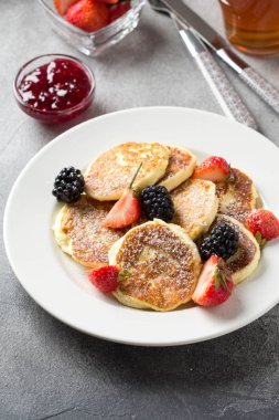 Cheesecake 'ler, böğürtlenli krep, geleneksel Rus Breakfas