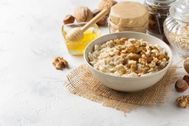 Fındık ile yulaf ezmesi (fındık, ceviz) ve bal, B için yulaf püresi