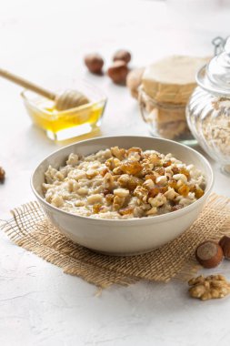 Fındık ile yulaf ezmesi (fındık, ceviz) ve bal, B için yulaf püresi