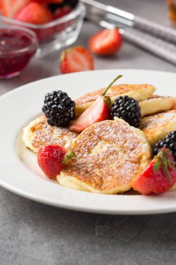 Cheesecake 'ler, böğürtlenli krep, geleneksel Rus Breakfas