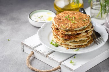 Kabak ve otlar ile tavuk krep, pl üzerinde pirzola yığını