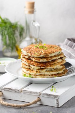 Kabak ve otlar ile tavuk krep, pl üzerinde pirzola yığını
