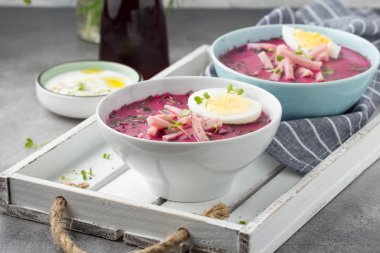 Soğuk Pancar çorbası, geleneksel Litvanya yemeği, yaz yemeği. Taze 