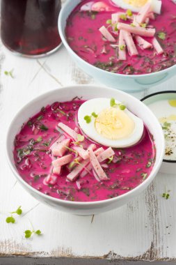 Soğuk Pancar çorbası, geleneksel Litvanya yemeği, yaz yemeği. Taze 