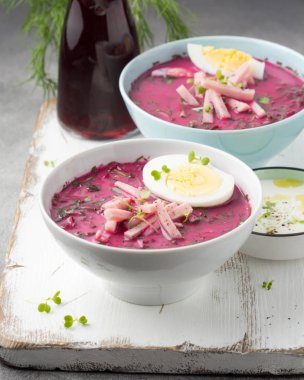 Soğuk Pancar çorbası, geleneksel Litvanya yemeği, yaz yemeği. Taze 