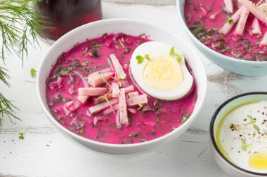 Soğuk Pancar çorbası, geleneksel Litvanya yemeği, yaz yemeği. Taze 