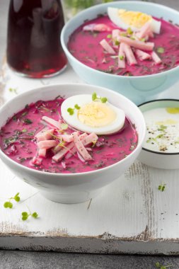 Soğuk Pancar çorbası, geleneksel Litvanya yemeği, yaz yemeği. Taze 