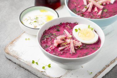 Soğuk Pancar çorbası, geleneksel Litvanya yemeği, yaz yemeği. Taze 