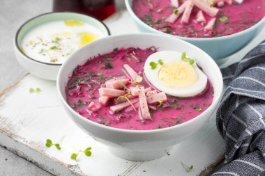 Soğuk Pancar çorbası, geleneksel Litvanya yemeği, yaz yemeği. Taze 