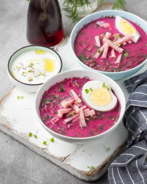 Soğuk Pancar çorbası, geleneksel Litvanya yemeği, yaz yemeği. Taze 